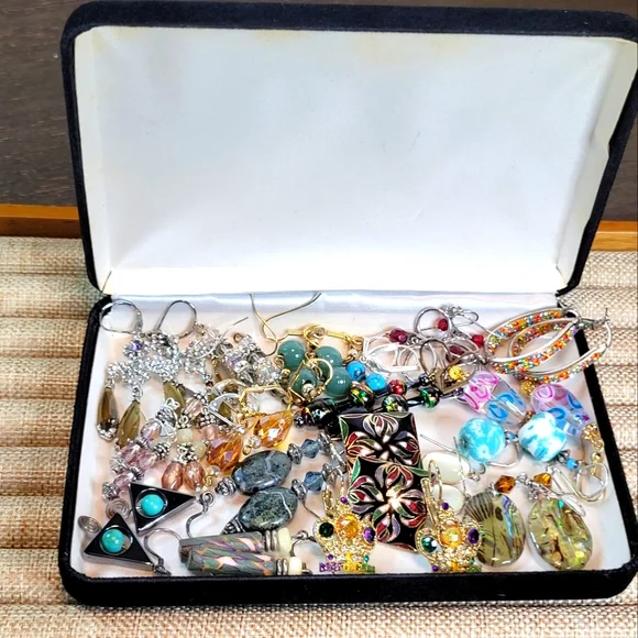 Vintage to Now Earrings Lot in Black Velvet Box 19 Pairs Costume Jewelry Bundle - Picture 1 of 15